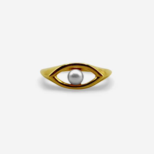 An 18-karat gold ring featuring a white Akoya pearl set in the shape of an eye.