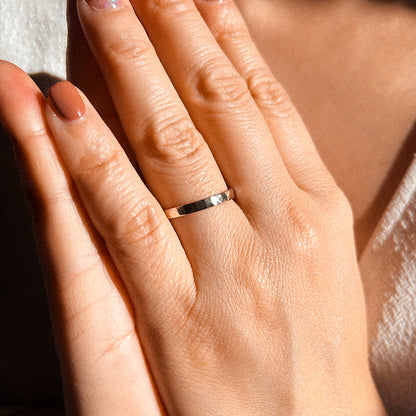 Hammered eternity wedding band in 18K white gold – Made by Petit Jewelry