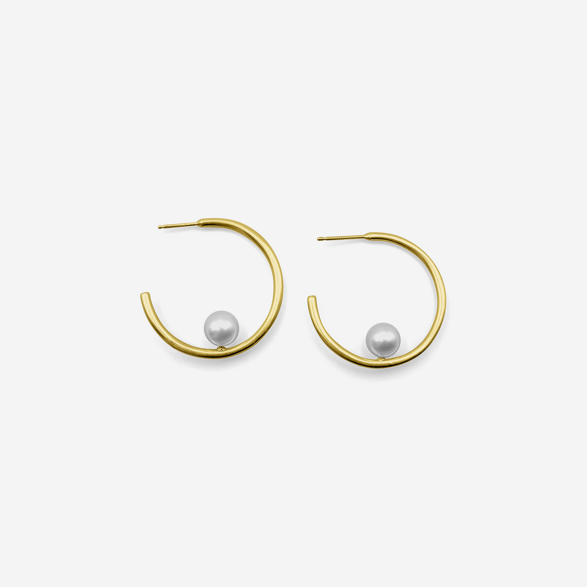 Minimalist gold hoop earrings with Freshwater pearl in 18K yellow gold – Made by Petit Jewelry