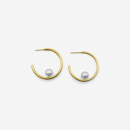Minimalist gold hoop earrings with Freshwater pearl in 18K yellow gold – Made by Petit Jewelry