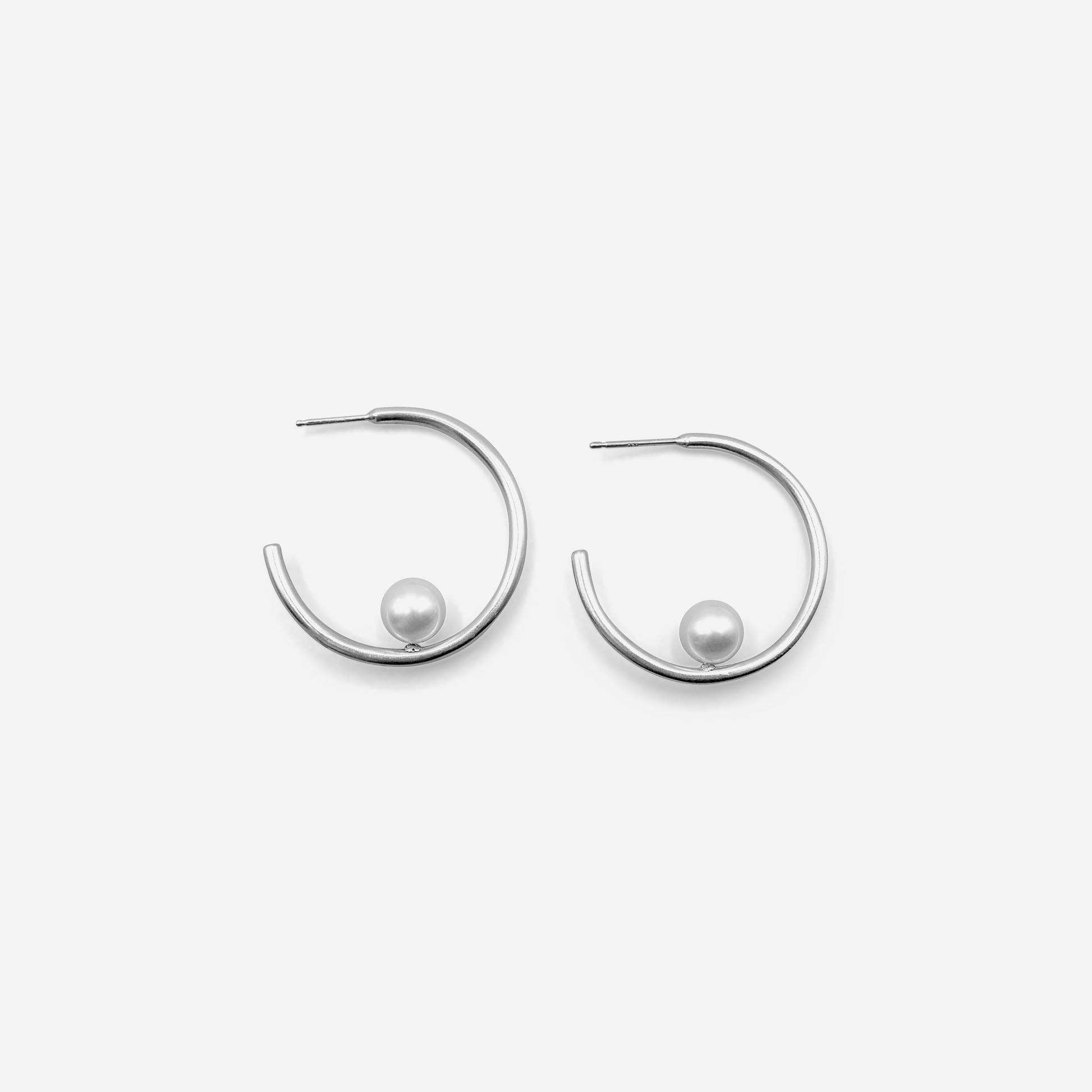 Minimalist gold hoop earrings with Freshwater pearl in 18K white gold – Made by Petit Jewelry
