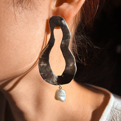 Organic drop earrings with pearl in 14K white gold – Made by Petit Jewelry