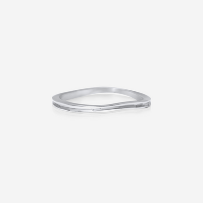 Organic thin wedding band in 18K white gold – Made by Petit Jewelry