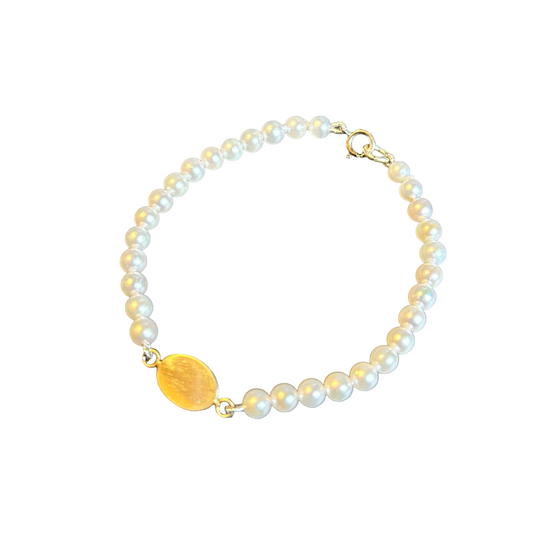 Personalized Akoya pearl bracelet with engraved 14K gold oval plate, white background — Made by Petit Jewelry