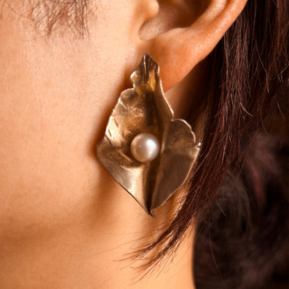 Petal drop earrings with Akoya pearl in 18K yellow gold – Made by Petit Jewelry