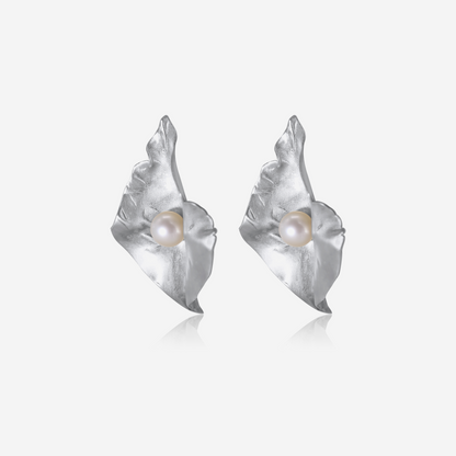 Petal drop earrings with Akoya pearl in platinum – Made by Petit Jewelry