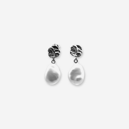Textured gold drop earrings with freshwater pearl in 18K white gold – Made by Petit Jewelry